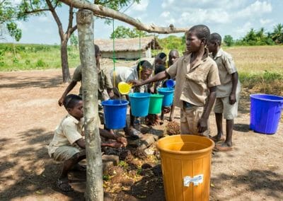 Mission eau hygiène et assaisnissement au Togo de l'ONG Pompiers Solidaires - Formation à l'hygiene et l'importance du lavage soigneux des mains