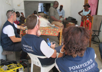 quatre membres de Pompiers SOlidaires rencontrent les autorités locales de Haïti suite au passage de l'ouragan Irma