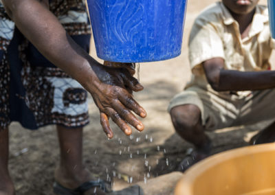 Mains de femme apprenant à se laver les mains dans le cadre de la mission menée par Pompiers Solidaires au Togo