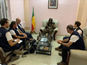 cinq membres de Pompiers SOlidaires rencontrent les autorités locales du Bénin dans le cadre de la mission d’évaluation qu'ils effectuent.