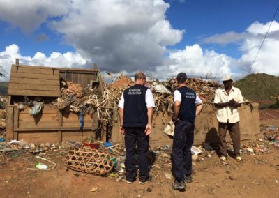 Bénévoles de Pompiers Solidaires dans un village de Madagascar