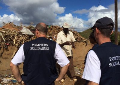 Deux bénévoles de pompier solidraire et un chef de village de Madagascar