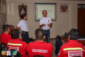 Deux membres de pompiers solidaires forment dans une salle les pompiers de Camana