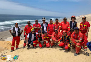 pompiers solidaires entourés par les pompiers de Camana - region du Perou ou l'association intervient