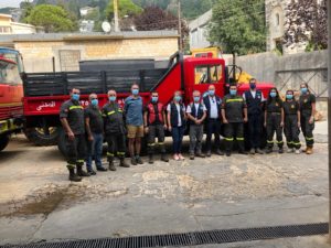 visite de Pompiers Solidaires à la sécurité civile libanaise. Groupe de pompiers devant u n camion d'intervention